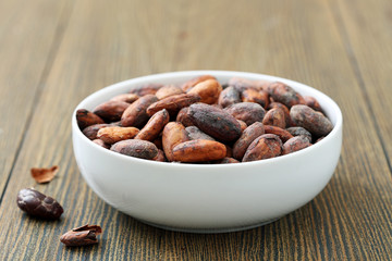 semi di cacao grezzo su sfondo rustico