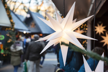 Bude mit Weihnachtssternen auf einem Weihnachtsmarkt