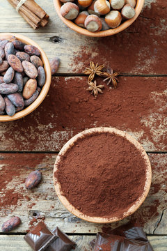 cacao in polvere su sfondo rustico