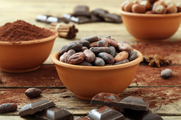 semi di cacao grezzo su sfondo rustico