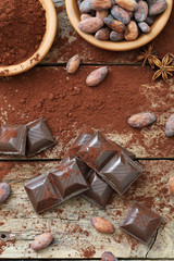 cioccolato e cacao su sfondo rustico