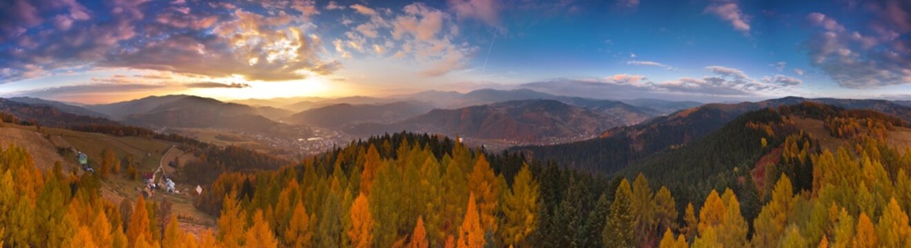 Fototapeta Kolorowy zachód słońca w górach