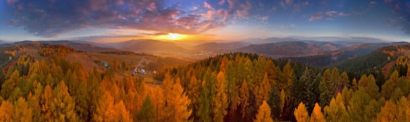 Kolorowy zachód słońca w górach © rogozinski