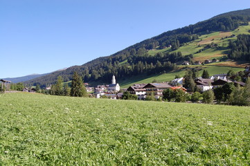Fototapeta na wymiar panoramica di Sesto, alta val Pusteria, Bolzano