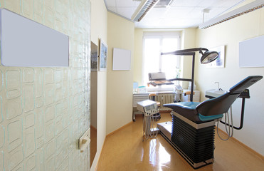 Blick in den Behandlungsraum beim Zahnarzt