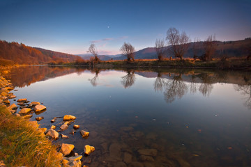 Zachód słońca nad rzeka Poprad w Muszynie