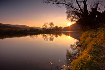 Zachód słońca nad rzeka Poprad w Muszynie