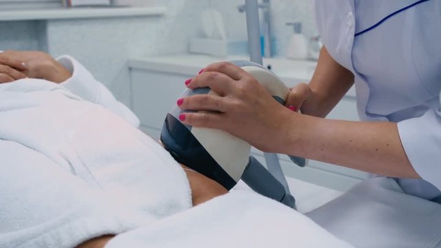 The cellulite prevention on the tigh in the beauty clinic