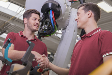 Zwei Ingenieure treffen eine Vereinbarung
