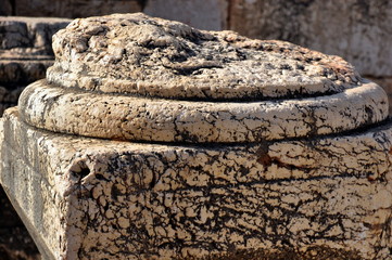 Säulenbasis in Kapernaum am Nordufer des Sees Genezareth