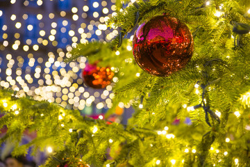 Weihnachtsbaum mit Christbaumkugeln und Lichterkette auf einem weihnachtsmarkt