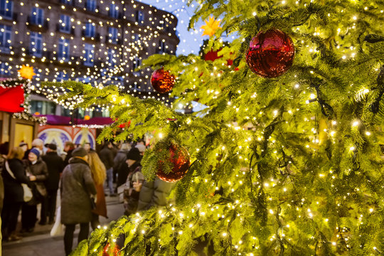 Weihnachtsbaum auf einem Weihnachtsmarkt