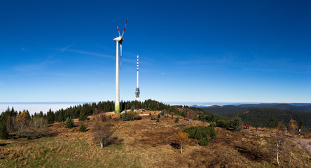 Hornisgrinde mit Funkturm und Windrad, Schwarzwald