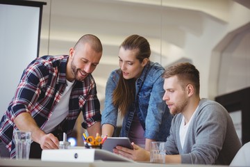 Obraz premium Businessman discussing with colleague in creative office