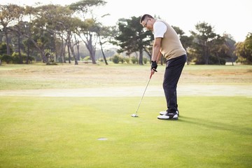 Fototapeta premium Profile view of sportsman playing golf