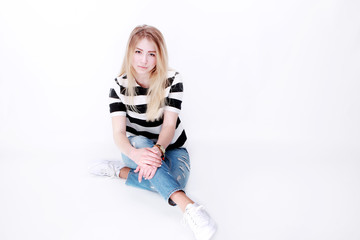 Красивая девушка блондинка в студии на белом фоне