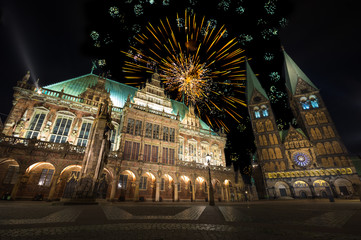 Silvester Feuerwerk über Altstadt Gebäuden