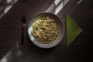 Plato de espagueti y pescado