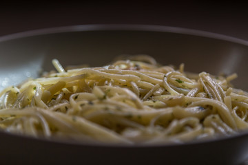 Plato de espaguetis y pescado