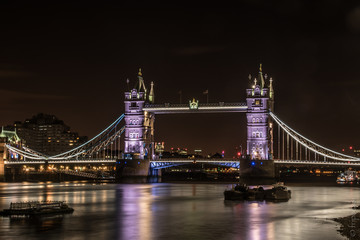 Fototapeta na wymiar Tower Bridge by night