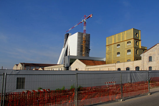 recupero di vecchi edifici industriali e nuove costruzioni a Milano