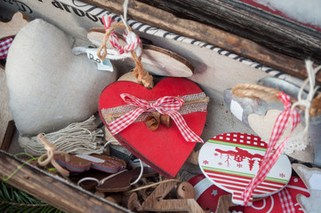 coeurs en décoration de noël dans la rue