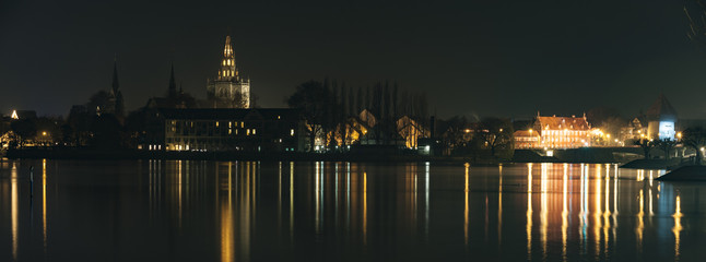 Fototapeta na wymiar Konstanzer Münster bei Nacht mit Spiegelung im Wasser
