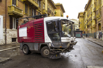 pulizia del manto stradale a Roma