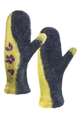 Варежки из валяной шерсти на белом фоне
