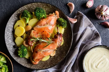 Photo sur Plexiglas Plats de repas Roasted rabbit meat with potato and broccoli