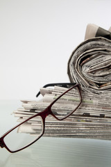 Zeitung mit Brille