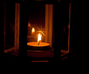 Brennendes Teelicht in Laterne 