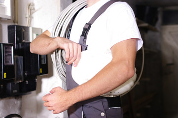 sympathischer, junger Elektriker bei der Arbeit