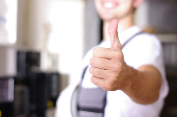 sympathischer, junger Elektriker bei der Arbeit