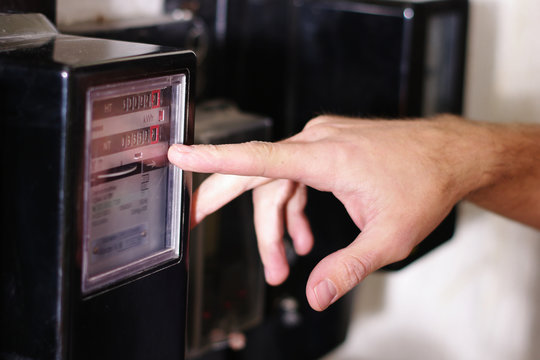 sympathischer, junger Elektriker bei der Arbeit