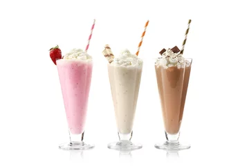 Foto op Plexiglas Milkshake Heerlijke milkshakes geïsoleerd op wit