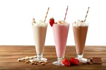 Photo sur Plexiglas Milk-shake Delicious milkshakes on white background