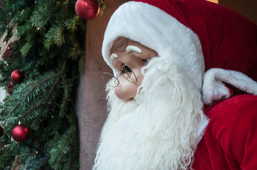 père noel en décoration dans la rue