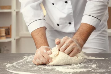 Crédence de cuisine en verre imprimé Pizzeria Male hands preparing dough for pizza on table closeup