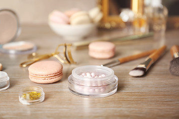 Obraz na płótnie Canvas Tasty macaroons and beauty accessories on table