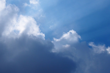 Fototapeta na wymiar 雲が流れる様子と天使のはしご