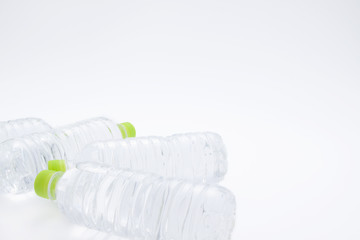 複数の倒れているペットボトル　ミネラルウォーター　水