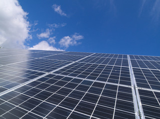 青空とソーラーパネル