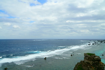 Fototapeta na wymiar 沖縄県宮古島　東平安名崎から見た太平洋　11月の強い季節風に波立つ海の風景