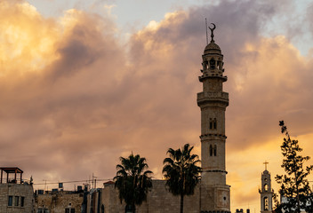 Fototapeta na wymiar Старинная мечеть на фоне заката. Древний Вифлеем в Палестине