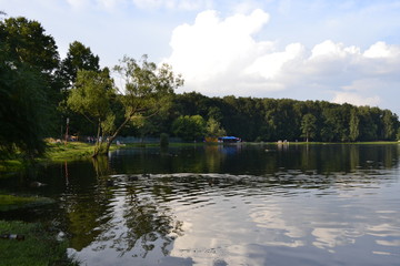 Obraz na płótnie Canvas Озеро в Кузьминском парке