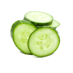 Ломтики огурца изолированные на белом фоне