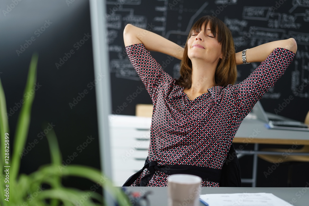 Poster frau im büro lehnt sich entspannt zurück