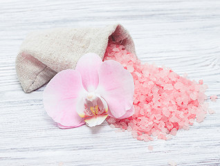 Fototapeta na wymiar морская соль для ванн и цветок орхидеи