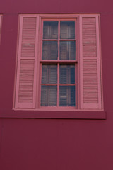 Fenster mit roter Blende